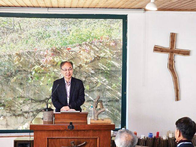 양혁승 전 연세대 교수가 27일 경기도 가평 가락재영성원에서 ‘한국교회의 질적 위기’를 주제로 기조강연을 하고 있다. 오른쪽 위 십자가는 예수님의 고통을 형상화한 모습.