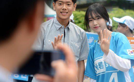 유승민 바른정당 대선후보의 딸 유담 씨가2017년 서울 광진구 건대입구역 사거리에서 유 후보의 지원유세를 나와 시민들과 기념사진을 찍고 있다. 뉴시스