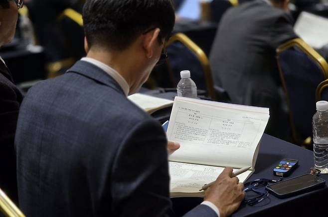 입법의회 위원이 28일 강원도 고성 델피노리조트에서 입법의회 자료집을 보고 있다.