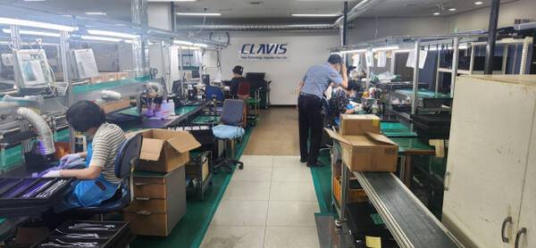 ㈜링크일렉트로닉스의 안양 공장에서 직원들이 근무하고 있다. 이연우기자