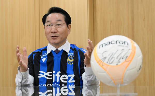 인천 유나이티드 구단주인 유정복 인천시장이 28일 인천시청 접견실에서 인천 유나이티드의 K리그2 우승과 K리그1 승격과 관련한 소감과 앞으로의 계획 등에 대해 설명하고 있다. 조병석기자