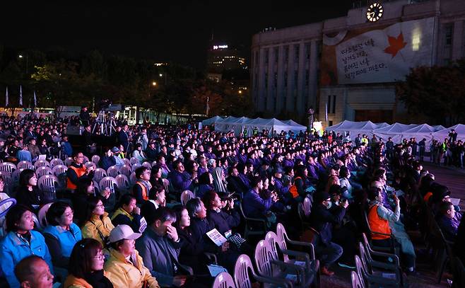 지난 25일 서울시청 광장에서 이태원 참사 3주기 시민추모대회가 열리고 있다. [연합뉴스]