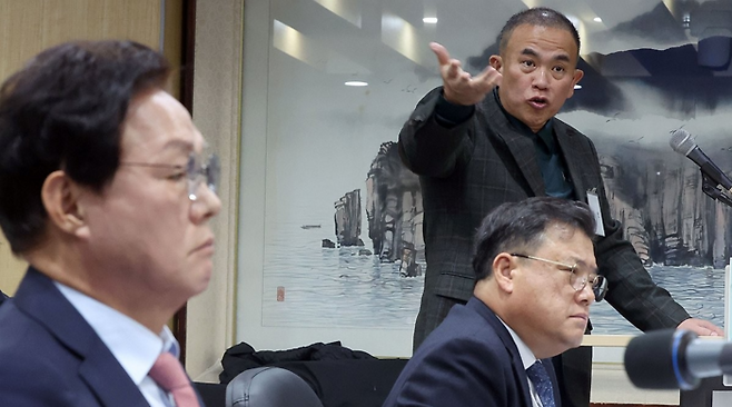 28일 오전 경남도청에서 열린 경남도 국감에서 정치 브로커 명태균 씨가 증인으로 나와 의원 질의에 답변하고 있다./연합뉴스/