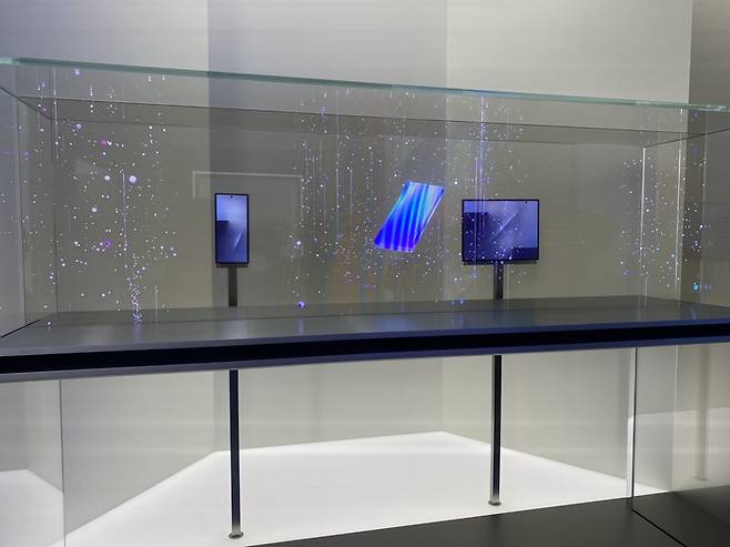 28일 경북 경주 엑스포공원 에어돔에서 열린 ‘K-테크 쇼케이스’에서 삼성전자의 두 번 접는 스마트폰 ‘트라이폴드폰’이 최초 공개됐다. 트라이폴드폰은 기존 양면 접이식 ‘폴드’ 시리즈에서 한 단계 진화한 모델로, 화면을 두 번 접을 수 있는 구조로 설계됐다. [사진=고재원 기자]