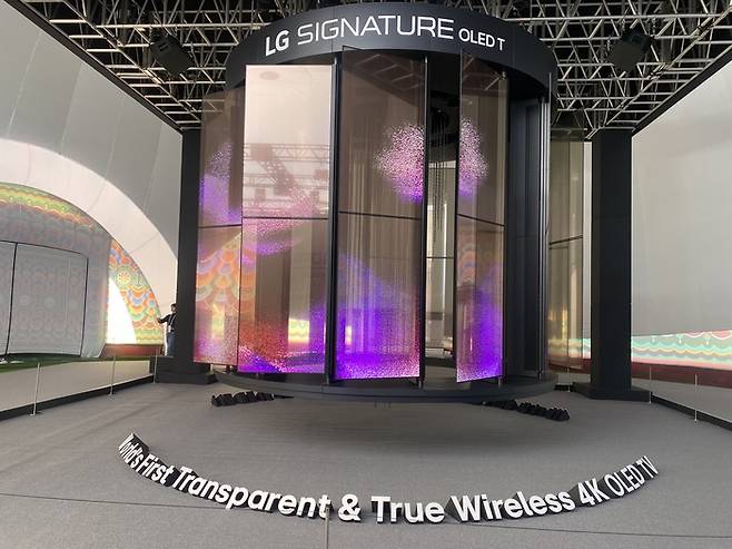 28일  경북 경주 엑스포공원 에어돔에서 열린 ‘K-테크 쇼케이스’에서 LG전자는 첨단 TV기술을 집약한 세계 최초의 무선·투명 TV ‘시그니처 올레드 T’로 만든 초대형 상들리에를 선보였다. [사진=고재원 기자]