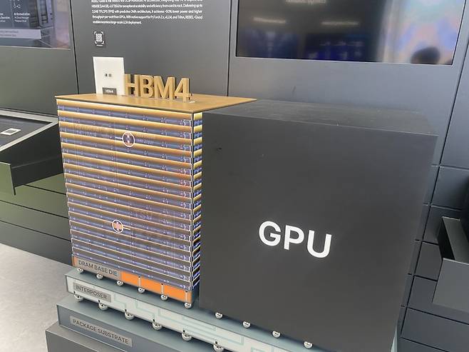 28일 경북 경주 엑스포공원 에어돔에서 열린 ‘K-테크 쇼케이스’에서 SK그룹은  차세대 고대역폭메모리(HBM4) 목업을 전시했다. [사진=고재원 기자]