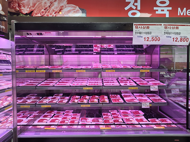 전국 대형마트와 슈퍼마켓, 농축협 하나로마트, 주요 온라인몰 등은 28일부터 다음 달 10일까지 한우를 최대 50% 할인하는 ‘소(牛)프라이즈 2025 대한민국 한우세일’을 진행한다. 이날 오후 서울 광흥창역 근처 하나로마트. [김혜진 기자]