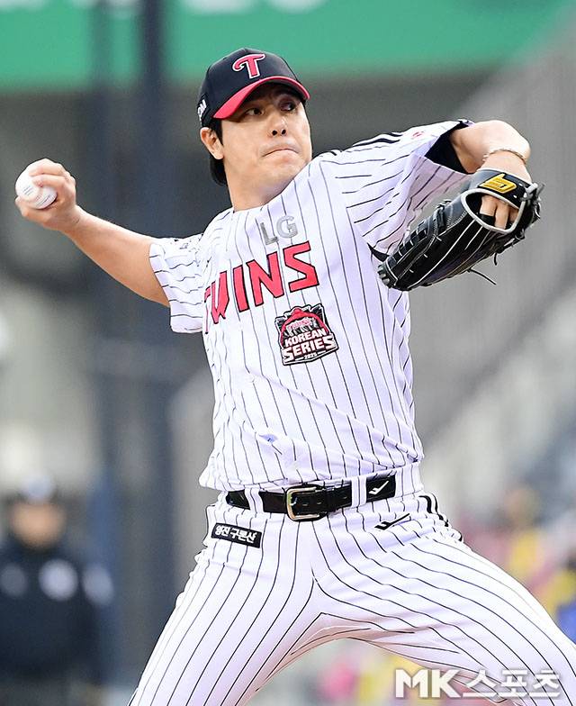 26일 오후 잠실구장에서 ‘2025 신한 SOL Bank KBO 포스트시즌’ 한화 이글스와 LG 트윈스의 한국시리즈(7전 4선승제) 1차전이 열렸다. 8회초에 등판한 LG 김진성이 역투하고 있다. 사진(잠실 서울)=김영구 기자