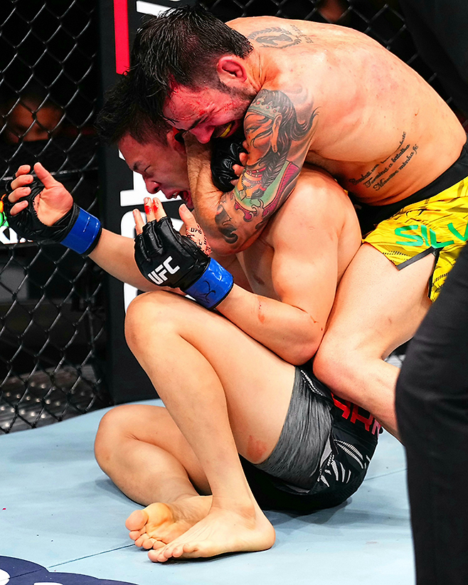 RTU 시즌1 우승자 박현성이 2025년 10월 캐나다 밴쿠버 로저스 아레나에서 UFC 플라이급 공식랭킹 14위 브루누 구스타부 아파레시두 다시우바의 맨손조르기를 풀지 못해 항복하고 있다. 사진=TKO