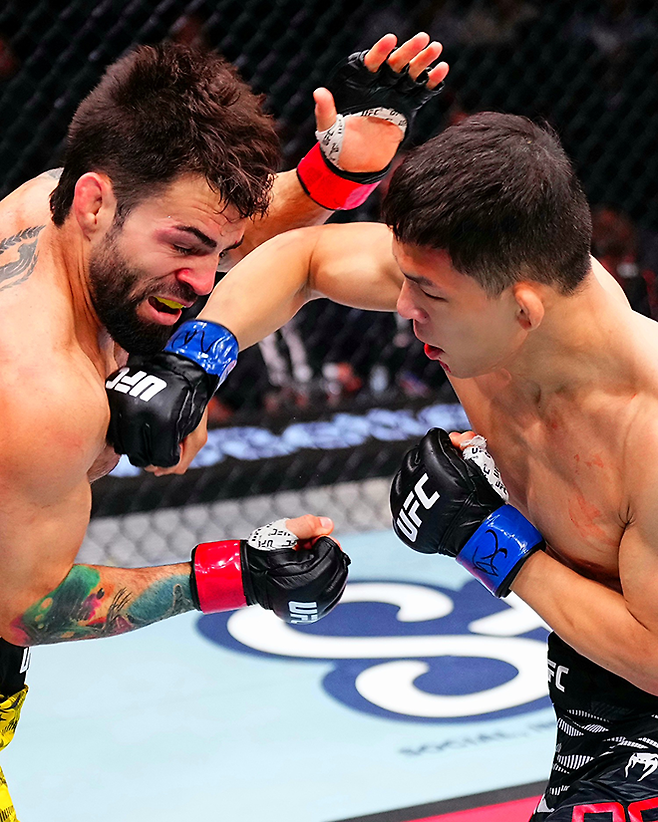 UFC 플라이급 공식랭킹 14위 브루누 구스타부 아파레시두 다시우바가 2025년 10월 캐나다 밴쿠버 로저스 아레나에서 RTU 시즌1 우승자 박현성한테 맞고 있다. 사진=TKO