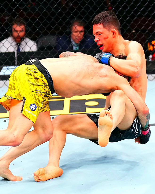 UFC 플라이급 공식랭킹 14위 브루누 구스타부 아파레시두 다시우바가 2025년 10월 캐나다 밴쿠버 로저스 아레나에서 RTU 시즌1 우승자 박현성을 넘어뜨리고 있다. 사진=TKO