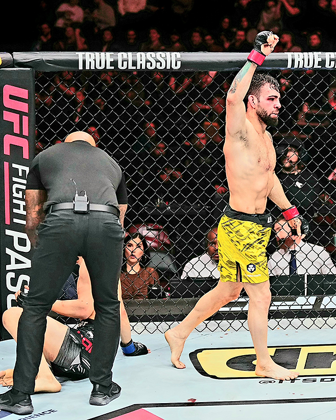 UFC 플라이급 공식랭킹 14위 브루누 구스타부 아파레시두 다시우바가 2025년 10월 캐나다 밴쿠버 로저스 아레나에서 RTU 시즌1 우승자 박현성을 꺾은 후 기뻐하고 있다. 사진=TKO