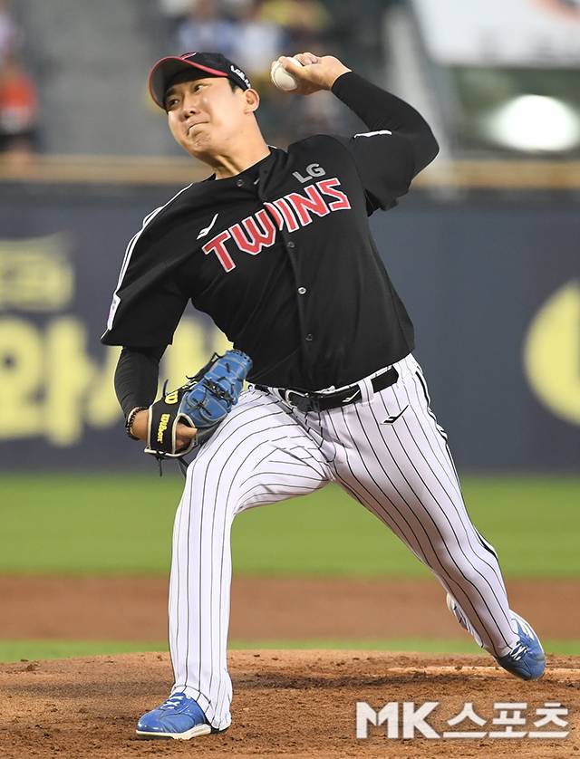 9월 10일 서울 잠실야구장에서 ‘2025 KBO리그’ LG 트윈스와 두산 베어스의 경기가 열렸다. LG 손주영이 역투하고 있다. 사진=천정환 기자