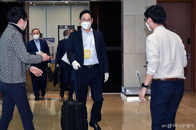 2박 3일 간의 중국 출장 일정을 마치고 귀국한 이재용 삼성전자 부회장이 2020년 서울 강서구 김포비즈니스항공센터를 통해 귀국하고 있다. /사진=이기범 기자 leekb@