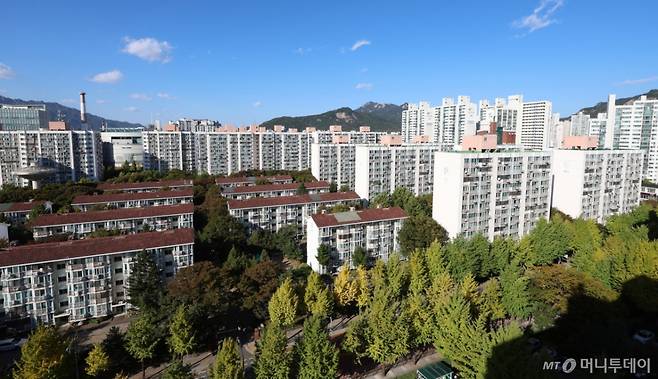 정부의 10·15 주택시장 안정화 대책 발표 이후 전세 매물이 감소세를 보인 가운데 27일 오후 서울 노원구 상계주동 아파트 단지 모습이 보이고 있다. /사진=뉴시스