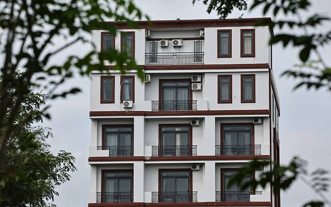 21일(현지시간) 캄보디아 프놈펜 외곽 온라인스캠범죄가 이뤄졌던 건물의 모습. 현지 언론에 따르면 이곳에서 지난달 15일 캄보디아 당국의 단속으로 온라인스캠범죄에 가담한 한국인 33명을 포함해 48명을 체포했다. /사진=(프놈펜(캄보디아)=뉴스1)