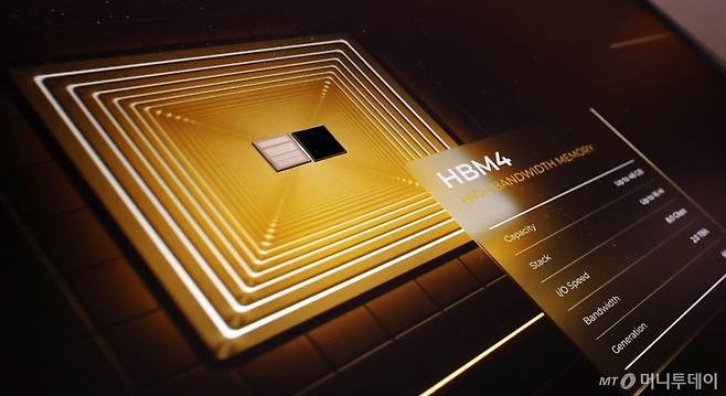 (서울=뉴스1) 박지혜 기자 = 22일 서울 강남구 코엑스에서 열린 제27회 반도체 대전(SEDEX 2025)에서 SK하이닉스 HBM4 실물이 공개되고 있다.  한국반도체산업협회가 오는 24일까지 개최하는 이 행사는 국내 최대 반도체 전문전시회로 메모리 반도체, 시스템 반도체, 장비·부분품, 재료, 설비, 센서 분야 등 반도체 산업 생태계 전 분야가 참가했다.   2025.10.22/뉴스1  Copyright (C) 뉴스1. All rights reserved. 무단 전재 및 재배포,  AI학습 이용 금지. /사진=(서울=뉴스1) 박지혜 기자