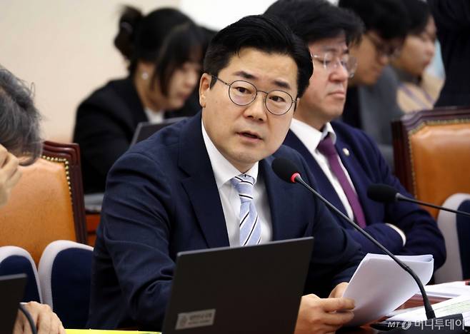 [서울=뉴시스] 조성봉 기자 = 박찬대 더불어민주당 의원이 27일 오전 서울 여의도 국회 정무위원회에서 열린 국정감사에서 질의를 하고 있다. 2025.10.27. suncho21@newsis.com /사진=조성봉