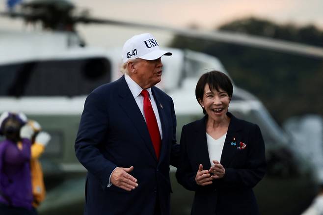 도널드 트럼프 미국 대통령이 28일 일본 요코스카 미 해군기지에 정박한 USS 조지워싱턴 호에 다카이치 사나에 일본 총리와 함께 탑승해 연설 중인 모습./로이터=뉴스1