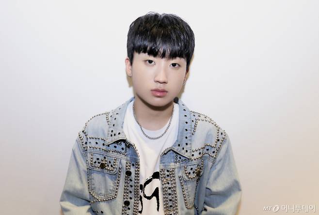 가수 디아크(D.Ark)가 13일 오후 온라인 생중계로 진행된 'EP1 GENIUS' 앨범 발매 쇼케이스에 앞서 포즈를 취하고 있다. /사진제공=피네이션 2021.05.13