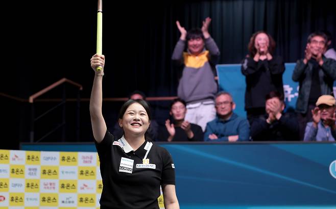 NH농협카드 김민아가 세 번의 준우승 끝에 정상에 올랐다. 사진은 27일 경기 고양킨텍스 PBA스타디움에서 열린 2025-26시즌 6차 투어 휴온스 PBA-LPBA 챔피언십 LPBA 결승전에서 우승을 차지한 김민아. /사진=프로당구협회(PBA) 제공