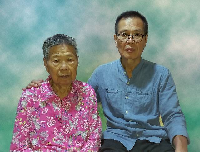 엄마(왼쪽)와 둘이 함께 사진을 찍었다. 고교 졸업식 이후 처음이다. 무심했다는 생각을 떨칠 수 없다.