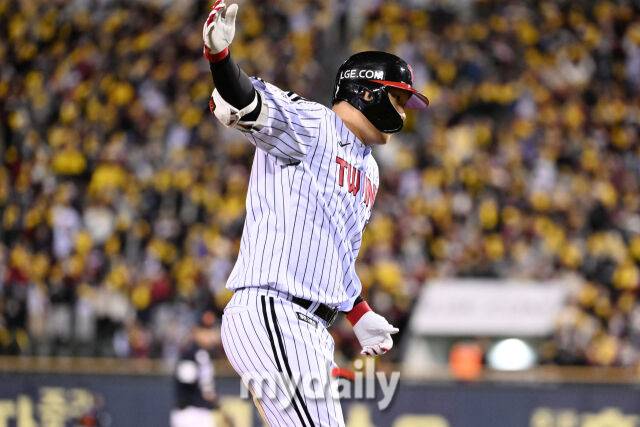 27일 서울 잠실야구장에서 열린 2025 신한 SOL 뱅크 KBO 한국시리즈 2차전' 한화 이글스와 LG 트윈스 경기.LG 문보경이 8회말 2사 1루에 투런포를 친 후 그라운드를 뛰고 있다./잠실=한혁승 기자