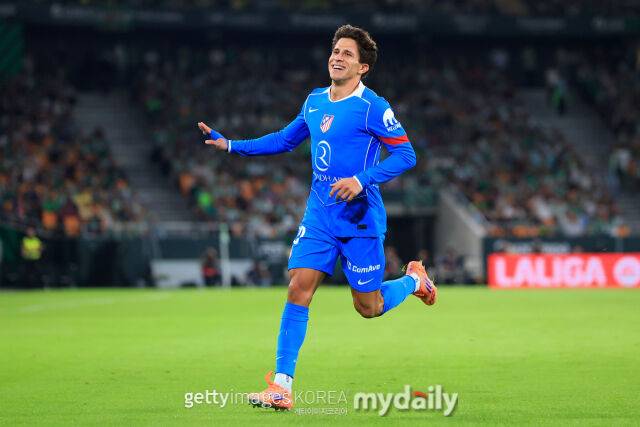 줄리아노 시메오네가 28일 베티스와 경기에서 선제골을 터뜨린 후 기뻐하고 있다. /게티이미지코리아