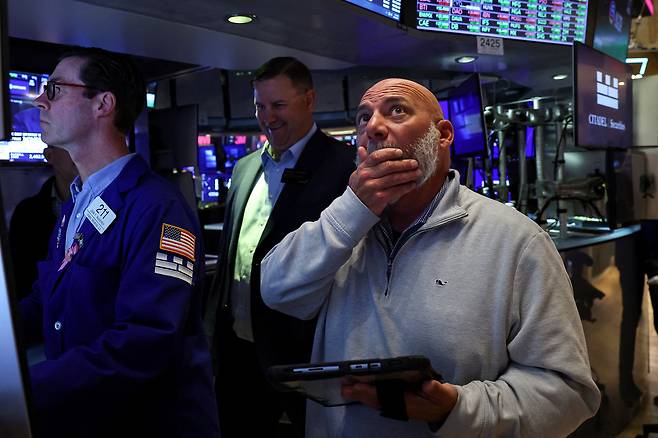 지난 20일(현지시간) 미국 뉴욕증권거래소(NYSE)에서 트레이더들이 일하는 모습. [로이터]