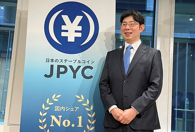 오카베 노리타카 JPYC 최고경영자(CEO)가 지난 27일 일본 도쿄에서 열린 기자회견에서 세계 최초 엔화 연동 스테이블코인 ‘JPYC’ 출시를 발표하고 있다. [로이터]