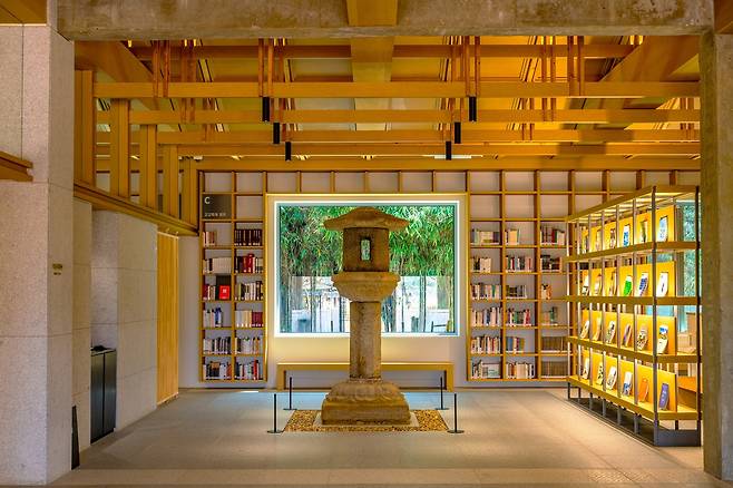 국립경주박물관 내 신라 천년서고. 누워서 독서(눕독)해도 되는 곳이다.