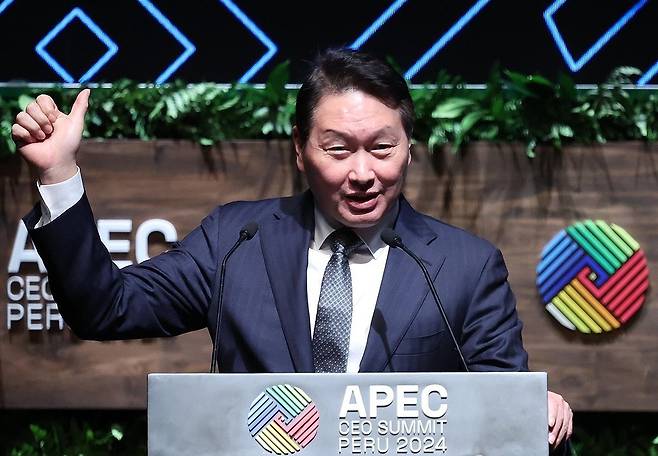 최태원 대한상공회의소 회장이 작녀 11월 페루 리마 국립대극장에서 열린 APEC CEO 서밋 의장 인계식에서 발언하고 있다. [연합]