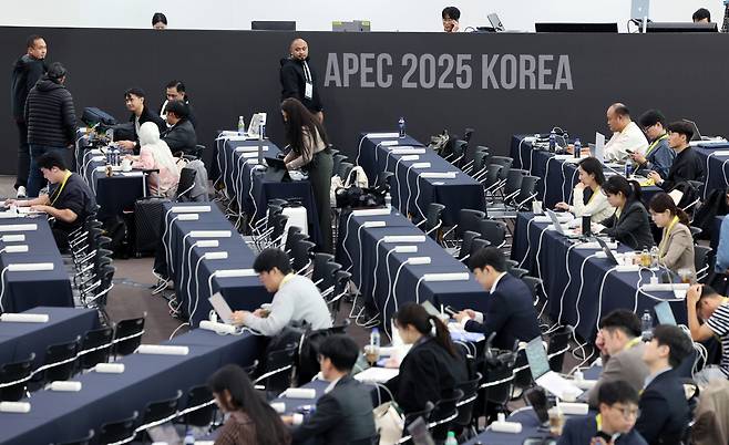 2025 경주 아시아태평양경제협력체(APEC) 정상회의 주간 시작 첫날인 27일 경북 경주 보문단지 내 국제미디어센터(IMC) 브리핑홀에서 각국 기자들이 취재 준비를 하고 있다. [연합]