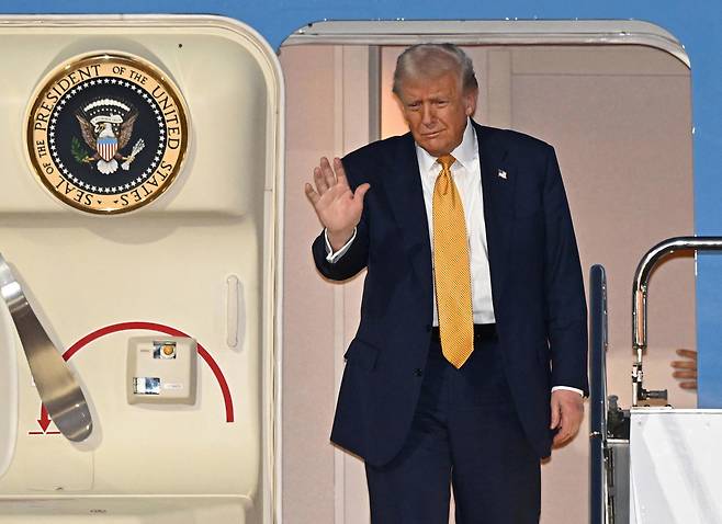 27일 일본에 도착한 트럼프 미국 대통령이 전용기 에어포스원에서 내리며 환영 인파를 향해 손을 슨들고 있다. 트럼프 대통령은 이날 나루히토 일왕과 면담하고, 다카이치 총리와 정상회담을 할 예정이다.[EPA]