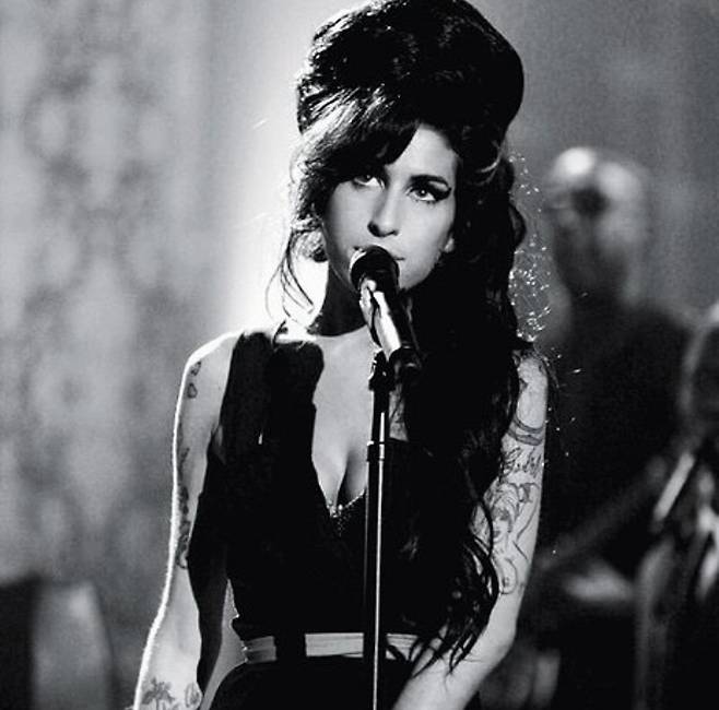 에이미 와인하우스(Amy Winehouse)의 이름을 떠올릴 때마다 우리는 하나의 모순과 마주하게 된다. 한 인간의 삶은 무너져가고 있었지만 그의 음악은 절정에 가까운 완성도로 빛났다. 이 간극은 잔혹할 정도로 냉정하다. 음악은 살아남았고, 사람은 그러지 못했다. 그리고 우리는 지금도 일상을 누비며 그녀의 노래를 듣는다. 그녀는 무엇을 노래했고, 무엇에 쓰러져 갔을까. [공식 인스타그램 캡처]