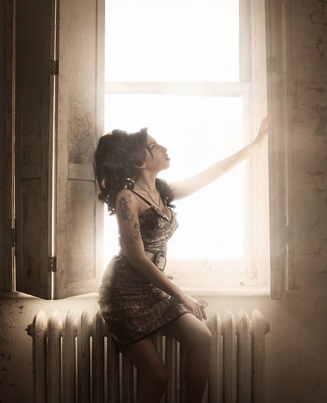 음악은 잠시 그녀를 버티게 했지만 치유하지 못했다. 목소리와 노래는 남았지만 인간은 영원히 사라졌다. 에이미 와인하우스의 절제와 처절함을 오가는 목소리가 담긴 음악을 들을 때 느끼는 공허함은 바로 이 역설에서 비롯된다. 예술은 영속됐지만 인간은 휘발됐다. 음악은 살아남았고, 인간은 구원받지 못했다. [공식 인스타그램 캡처]