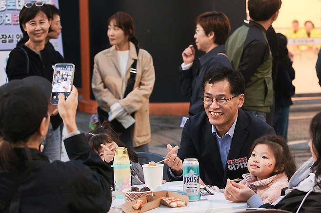 이기재(오른쪽 두 번째) 서울 양천구청장이 최근 열린 ‘제29회 목동로데오 패션거리 문화축제’에 참여, 주민들과 대화하고 있다.  [양천구 제공]