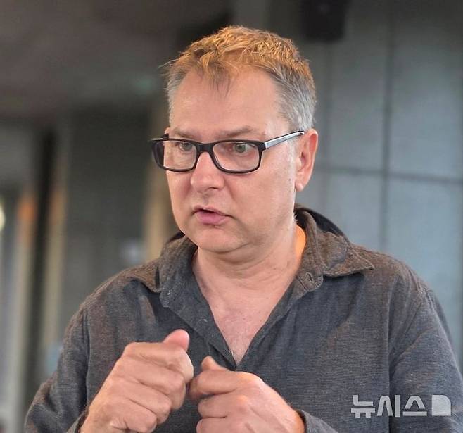 [제주=뉴시스] 임재영 기자 = 지난 24일 제주 서귀포시 베케 정원에서 식물토크를 하고 나서 인터뷰를 하고 있는 마크 크리거 스위스 동부 응용과학대학(OST) 교수. 2025.10.28. ijy788@newsis.com