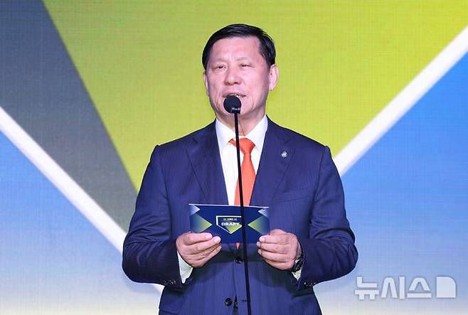 [서울=뉴시스] 황준선 기자 = 허구연 KBO 총재가 17일 오후 서울 송파구 롯데호텔월드에서 열린 2026 KBO 신인 드래프트에서 인사말을 하고 있다. 2025.09.17. hwang@newsis.com