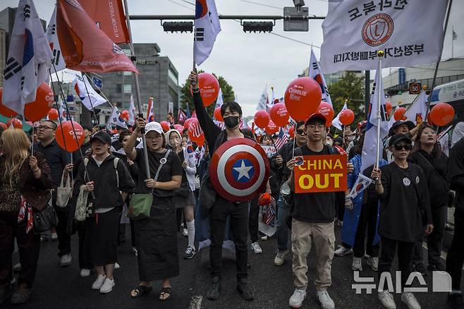 [서울=뉴시스] 정병혁 기자 = 3일 서울 종로구 동대문역 인근에서 열린 자유대학 정부 규탄 집회에서 참가자들이 피켓을 들고  구호를 외치고 있다. 2025.10.03. jhope@newsis.com