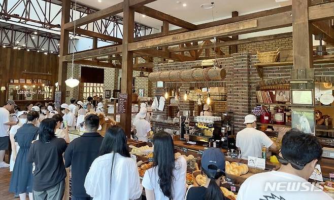 [서울=뉴시스]잠실 롯데월드몰 '런던 베이글 뮤지엄'.2023.10.19.(사진=롯데백화점 제공)photo@newsis.com