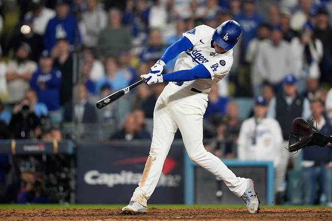 [로스앤젤레스=AP/뉴시스] 로스앤젤레스(LA) 다저스의 프레디 프리먼이 27일(현지 시간) 미 캘리포니아주 로스앤젤레스 다저 스타디움에서 열린 2025 메이저리그 월드시리즈(WS·7전4선승제) 3차전 토론토 블루제이스와 경기 연장 18회 말 끝내기 1점 홈런을 치고 있다. 다저스가 6시간 40분에 걸친 혈투 끝에 6-5로 승리해 시리즈 전적 2승1패를 기록했다. 2025.10.28.