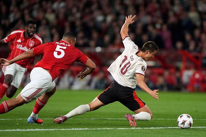 [노팅엄=AP/뉴시스] 미트윌란(덴마크)의 조규성(오른쪽)이 2일(현지 시간) 영국 노팅엄의 시티 그라운드에서 열린 2025-26 유럽축구연맹(UEFA) 유로파리그(UEL) 리그 페이즈 2차전 노팅엄 포레스트(영국)와 경기 중 공을 다투고 있다. 조규성은 67분을 소화했고, 미트윌란은 3-2로 승리해 2승을 기록했다. 2025.10.03.