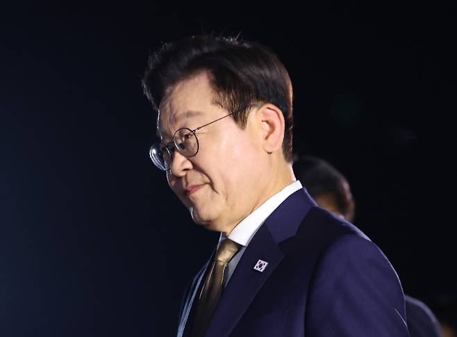 한-아세안 정상회의를 마친 이재명 대통령이 27일 경기 성남 서울공항에 도착해 공군1호기에서 내려 차량으로 이동하고 있다. 연합뉴스