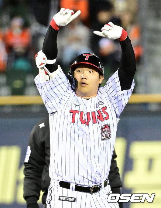 [OSEN=잠실, 이대선 기자] 27일 오후 서울 잠실야구장에서 2025 신한 SOL Bank KBO리그 포스트시즌 한국시리즈 2차전 LG 트윈스와 한화 이글스의 경기가 열렸다.LG는 임찬규, 한화는 류현진을 선발 투수로 내세웠다.4회말 2사 만루에서 LG 문보경이 2타점 적시 2루타를 치고 환호하고 있다. 2025.10.27 /sunday@osen.co.kr