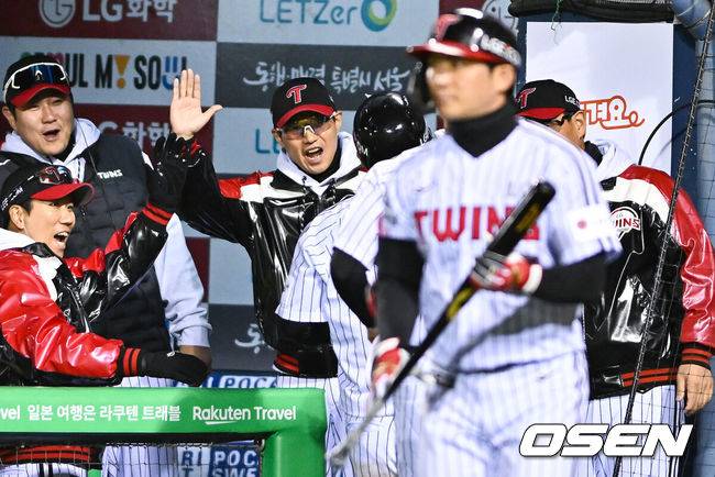 [OSEN=잠실, 박준형 기자] 27일 오후 서울 잠실야구장에서 2025 신한 SOL Bank KBO리그 포스트시즌 한국시리즈 2차전 LG 트윈스와 한화 이글스의 경기가 열렸다.LG는 임찬규, 한화는 류현진을 선발 투수로 내세웠다.8회말 2사 1루 LG 문보경의 2점 홈런때 염경엽 감독이 문보경과 하이파이브를 하고 있다.   2025.10.27 / soul1014@osen.co.kr