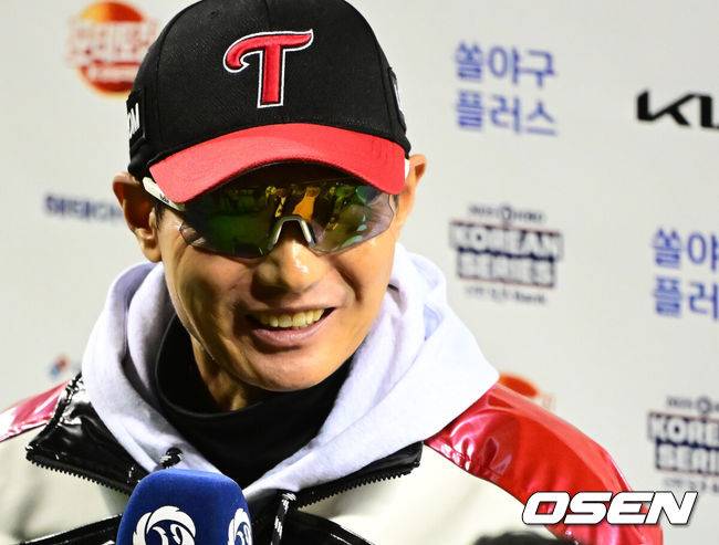 [OSEN=잠실, 지형준 기자] 쌍둥이군단이 19년 만에 한국시리즈 마운드에 오른 류현진을 넘어 시리즈 2연승을 질주했다.&nbsp;프로야구 LG 트윈스는 27일 서울 잠실구장에서 열린 2025 신한 SOL뱅크 KBO 한국시리즈(7전 4선승제) 한화 이글스와의 2차전에서 13-5 역전승을 거뒀다.&nbsp;역대 한국시리즈 1~2차전 2연승은 총 21차례 있었고, 그 중 19번 우승을 차지했다. 우승 확률 90.5%. 정규시즌 1위팀이 한국시리즈 1~2차전 2연승을 한 경우는 13번으로 100%(13/13) 우승 트로피를 들어올렸다.LG 염경엽 감독이 인터뷰를 하며 미소짓고 있다. 2025.10.27 /jpnews@osen.co.kr