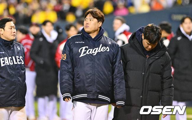 [OSEN=잠실, 박준형 기자] 경기종료 후 한화 류현진이 패배에 아쉬워하고 있다.  2025.10.27 / soul1014@osen.co.kr