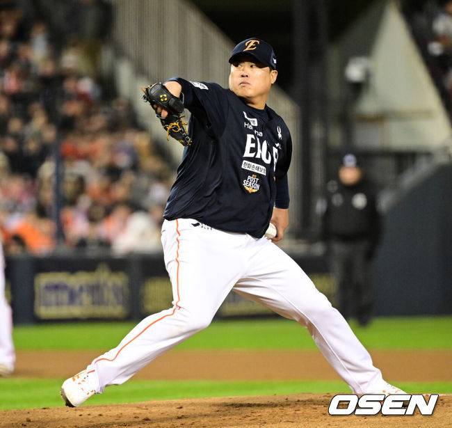 [OSEN=잠실, 이대선 기자] 27일 오후 서울 잠실야구장에서 2025 신한 SOL Bank KBO리그 포스트시즌 한국시리즈 2차전 LG 트윈스와 한화 이글스의 경기가 열렸다.LG는 임찬규, 한화는 류현진을 선발 투수로 내세웠다.1회말 무사에서 한화 선발투수 류현진이 역투하고 있다. 2025.10.27 /sunday@osen.co.kr