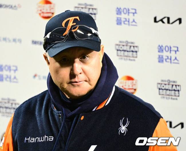 [OSEN=잠실, 지형준 기자] 쌍둥이군단이 19년 만에 한국시리즈 마운드에 오른 류현진을 넘어 시리즈 2연승을 질주했다. 프로야구 LG 트윈스는 27일 서울 잠실구장에서 열린 2025 신한 SOL뱅크 KBO 한국시리즈(7전 4선승제) 한화 이글스와의 2차전에서 13-5 역전승을 거뒀다. 역대 한국시리즈 1~2차전 2연승은 총 21차례 있었고, 그 중 19번 우승을 차지했다. 우승 확률 90.5%. 정규시즌 1위팀이 한국시리즈 1~2차전 2연승을 한 경우는 13번으로 100%(13/13) 우승 트로피를 들어올렸다.경기를 마치고 한화 김경문 감독이 인터뷰를 하고 있다. 2025.10.27 /jpnews@osen.co.kr